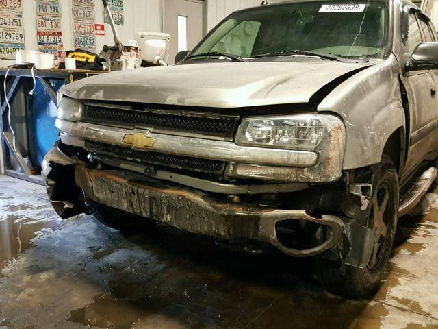 1GNDT13S052175671 - 2005 CHEVROLET TRAILBLAZE GRAY photo 10