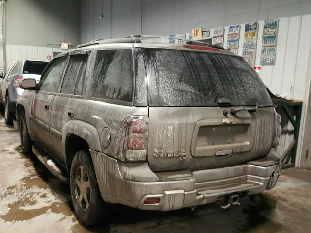 1GNDT13S052175671 - 2005 CHEVROLET TRAILBLAZE GRAY photo 3