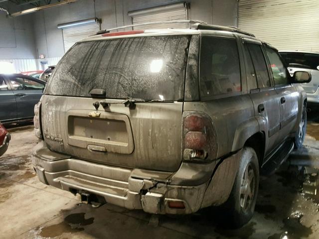 1GNDT13S052175671 - 2005 CHEVROLET TRAILBLAZE GRAY photo 4