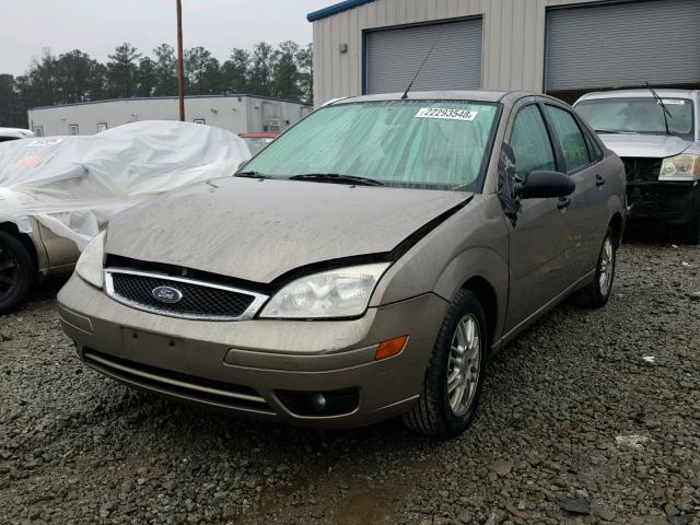 1FAFP34N15W136600 - 2005 FORD FOCUS ZX4 TAN photo 2