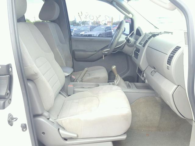 1N6BD06T26C402573 - 2006 NISSAN FRONTIER K WHITE photo 5