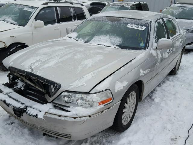 1LNHM81W63Y637873 - 2003 LINCOLN TOWN CAR E SILVER photo 2