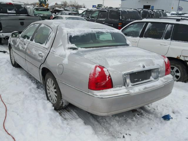 1LNHM81W63Y637873 - 2003 LINCOLN TOWN CAR E SILVER photo 3