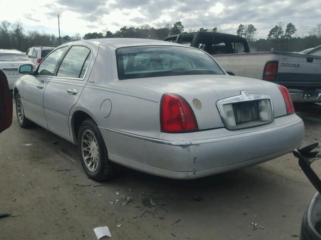 1LNHM82W5YY799953 - 2000 LINCOLN TOWN CAR S SILVER photo 3