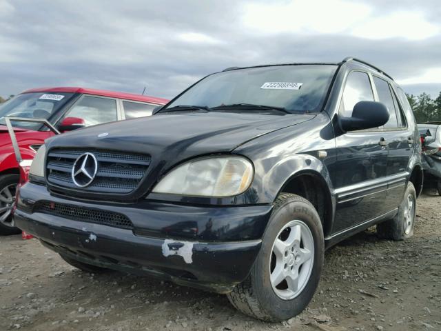 4JGAB54E6WA047744 - 1998 MERCEDES-BENZ ML 320 BLACK photo 2