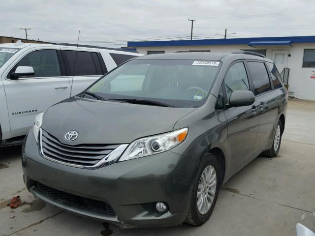 5TDYK3DC6CS180668 - 2012 TOYOTA SIENNA XLE GRAY photo 2