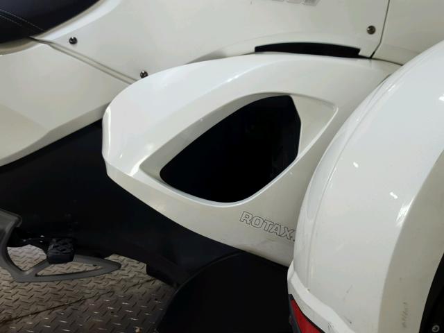 2BXJAEC11AV000655 - 2010 CAN-AM SPYDER ROA WHITE photo 12