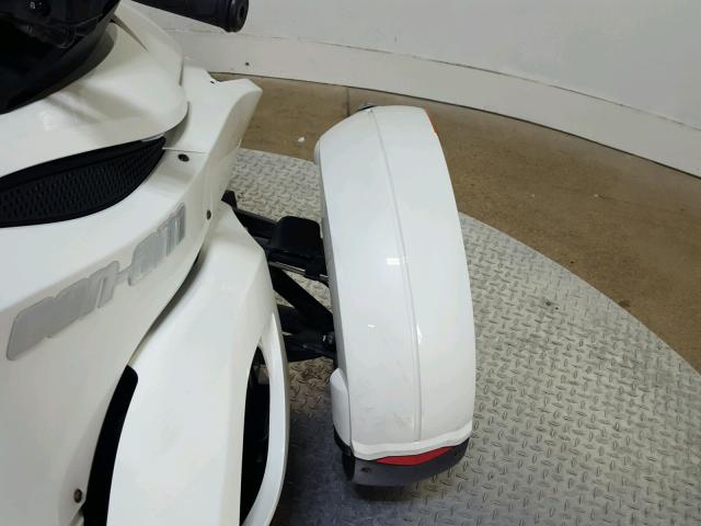 2BXJAEC11AV000655 - 2010 CAN-AM SPYDER ROA WHITE photo 13