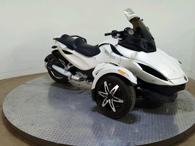 2BXJAEC11AV000655 - 2010 CAN-AM SPYDER ROA WHITE photo 2