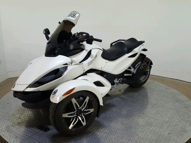 2BXJAEC11AV000655 - 2010 CAN-AM SPYDER ROA WHITE photo 4