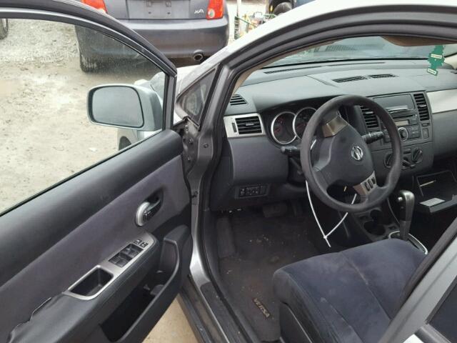 3N1BC13E29L384332 - 2009 NISSAN VERSA S GRAY photo 9