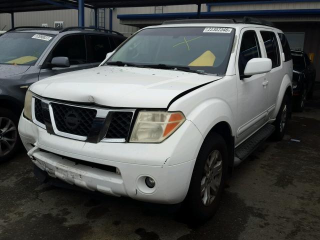 5N1AR18UX5C735562 - 2005 NISSAN PATHFINDER WHITE photo 2