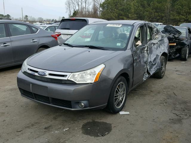 1FAHP3FN0AW157969 - 2010 FORD FOCUS SE SILVER photo 2