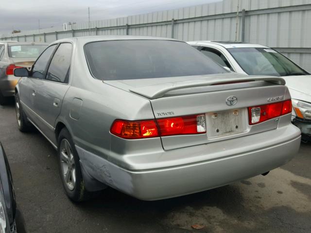 4T1BF22K51U963077 - 2001 TOYOTA CAMRY LE ვერცხლისფერი ფოტო 3