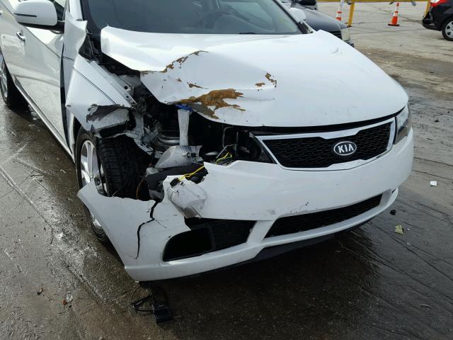 KNAFU5A21C5478461 - 2012 KIA FORTE EX WHITE photo 9