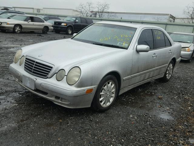 WDBJF65J81B356840 - 2001 MERCEDES-BENZ E 320 SILVER photo 2