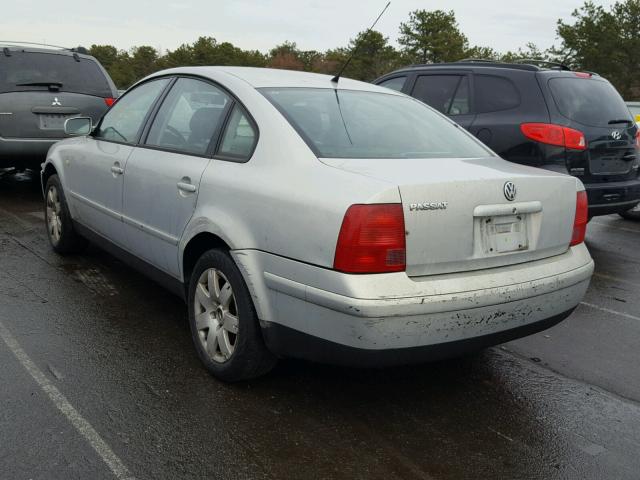 WVWMA23B5YP220616 - 2000 VOLKSWAGEN PASSAT GLS SILVER photo 3