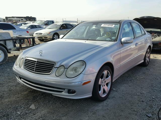 WDBUF70J75A675281 - 2005 MERCEDES-BENZ E 500 SILVER photo 2