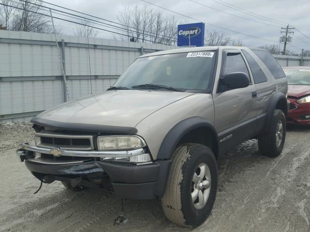 1GNCT18W02K195163 - 2002 CHEVROLET BLAZER TAN photo 2