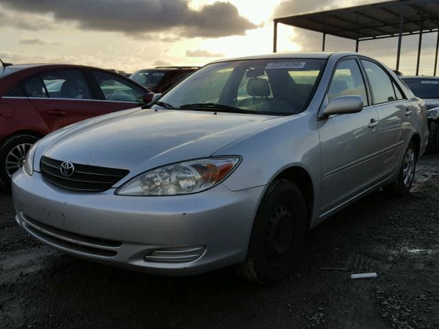 JTDBE32KX20109319 - 2002 TOYOTA CAMRY LE SILVER photo 2