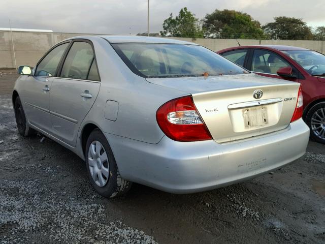 JTDBE32KX20109319 - 2002 TOYOTA CAMRY LE ვერცხლისფერი ფოტო 3