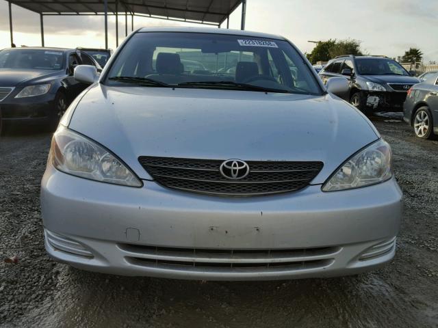 JTDBE32KX20109319 - 2002 TOYOTA CAMRY LE ვერცხლისფერი ფოტო 9