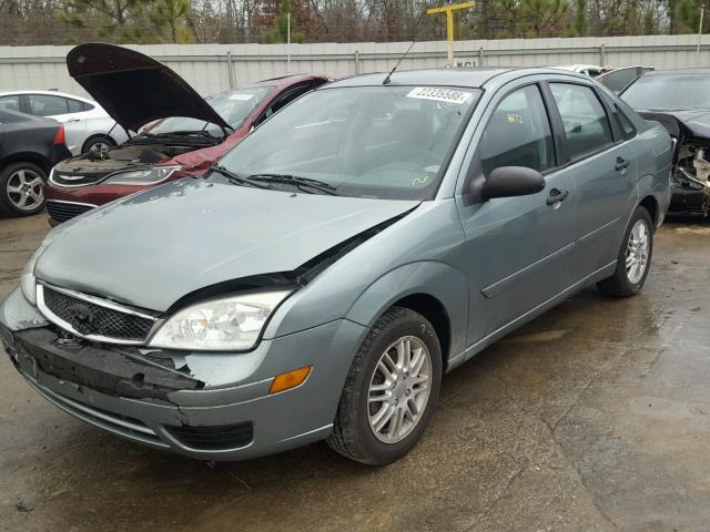 1FAFP34N05W263466 - 2005 FORD FOCUS ZX4 GRAY photo 2