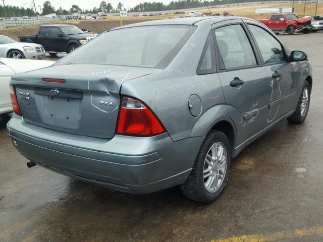 1FAFP34N05W263466 - 2005 FORD FOCUS ZX4 GRAY photo 4