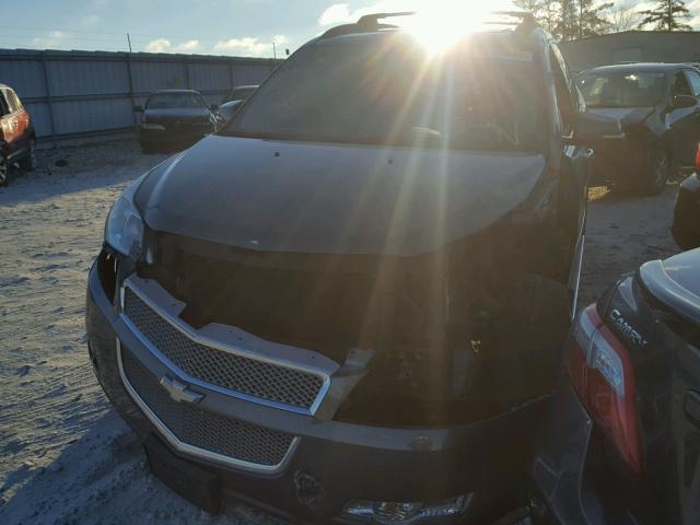 1GNKVLEDXBJ161743 - 2011 CHEVROLET TRAVERSE L GRAY photo 9