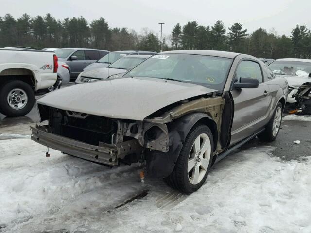 1ZVFT80N155128105 - 2005 FORD MUSTANG GRAY photo 2