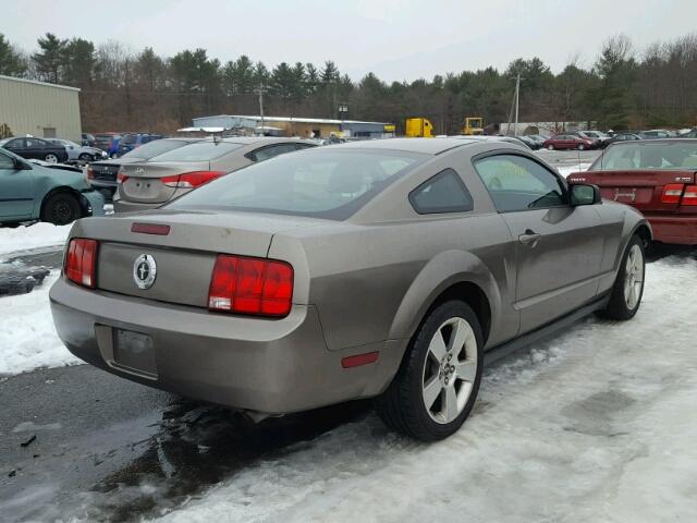 1ZVFT80N155128105 - 2005 FORD MUSTANG GRAY photo 4