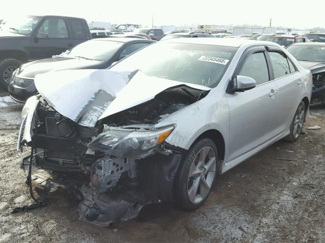 4T1BK1FK0DU530321 - 2013 TOYOTA CAMRY SE SILVER photo 2