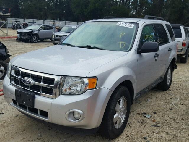 1FMCU0DG6BKA25643 - 2011 FORD ESCAPE XLT SILVER photo 2