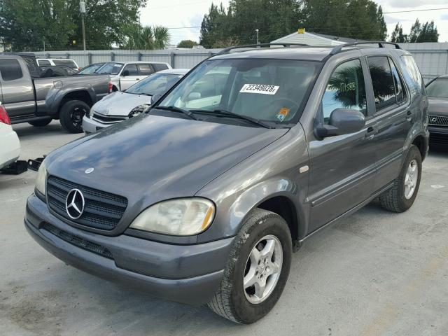 4JGAB54EX1A266814 - 2001 MERCEDES-BENZ ML 320 GRAY photo 2