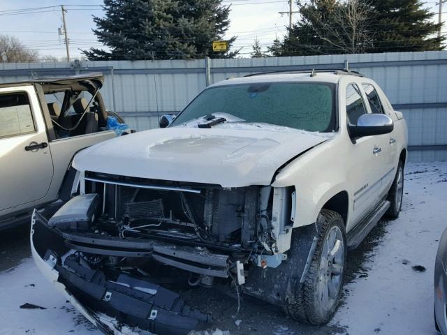 3GNTKGE76CG105168 - 2012 CHEVROLET AVALANCHE WHITE photo 2