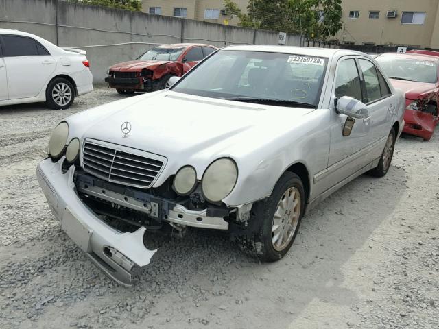 WDBJF65J4YB005434 - 2000 MERCEDES-BENZ E 320 SILVER photo 2