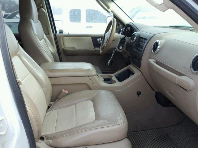 1FMFU18566LA06618 - 2006 FORD EXPEDITION WHITE photo 5