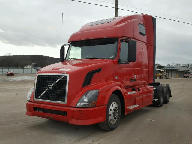 4V4NC9EG3FN180193 - 2015 VOLVO VN VNL RED photo 2