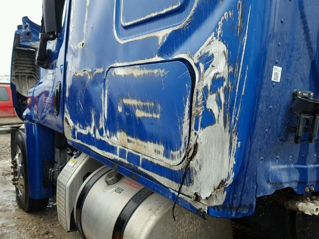 1FUJGLDV5FLGR8678 - 2015 FREIGHTLINER CASCADIA 1 BLUE photo 9