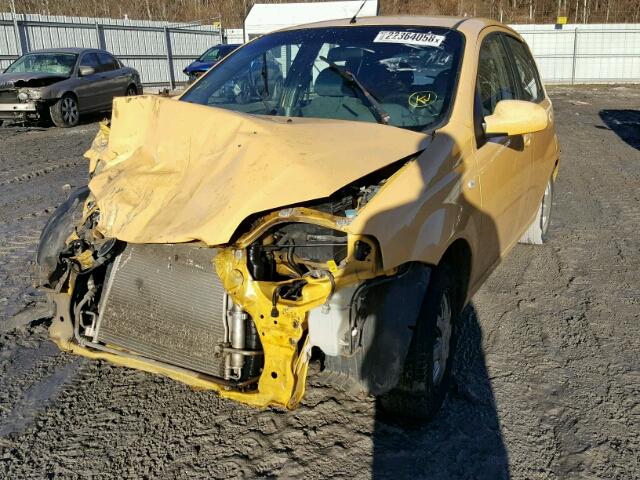 KL1TD62635B484447 - 2005 CHEVROLET AVEO BASE YELLOW photo 2