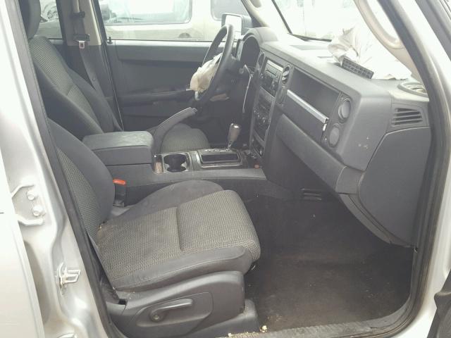 1J8HH48K88C192537 - 2008 JEEP COMMANDER SILVER photo 5