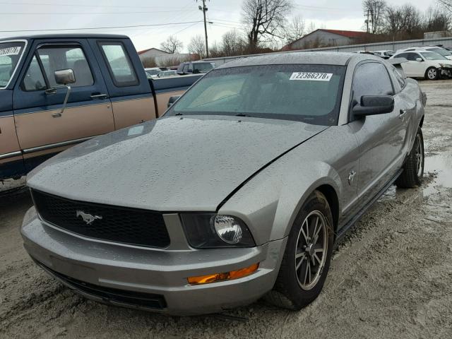 1ZVHT80N095141698 - 2009 FORD MUSTANG GRAY photo 2