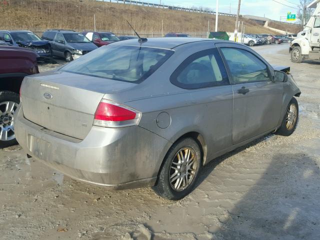 1FAHP33N08W164077 - 2008 FORD FOCUS SE SILVER photo 4