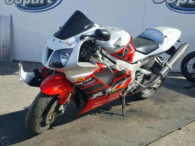 JH2SC45484M400140 - 2004 HONDA RVT1000 R SILVER photo 2