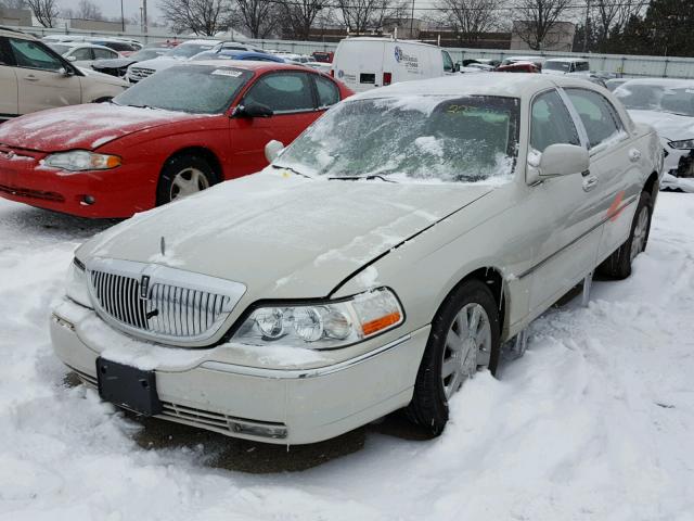 1LNHM83V27Y604797 - 2007 LINCOLN TOWN CAR D WHITE photo 2