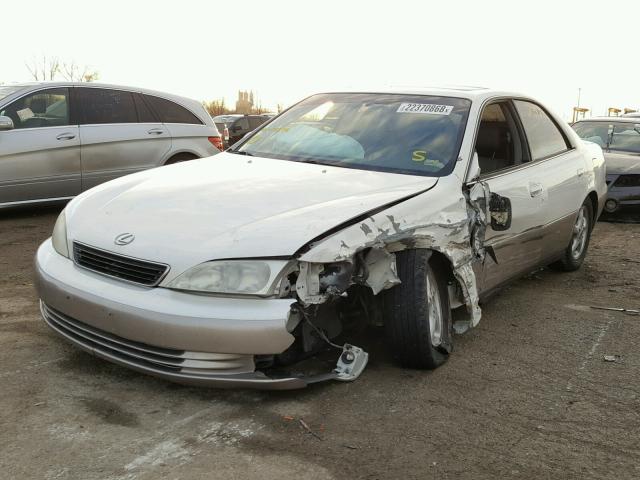 JT8BF28G8W5036274 - 1998 LEXUS ES 300 WHITE photo 2