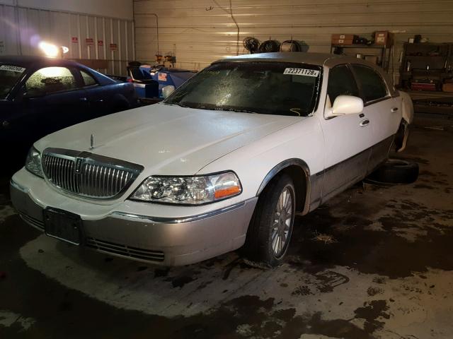 1LNHM82WX3Y642105 - 2003 LINCOLN TOWN CAR S TWO TONE photo 2