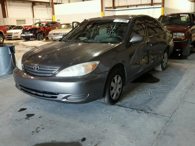 4T1BE32K22U518600 - 2002 TOYOTA CAMRY LE GRAY photo 2