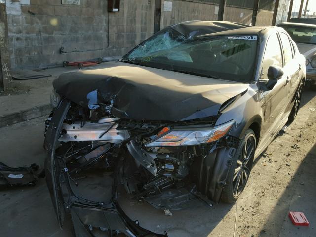 4T1B61HK4JU500090 - 2018 TOYOTA CAMRY XSE GRAY photo 2