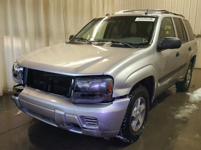 1GNDT13S052320854 - 2005 CHEVROLET TRAILBLAZE SILVER photo 2